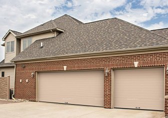 Секционные гаражные ворота Doorhan RSD01 BIW (2100х2600)